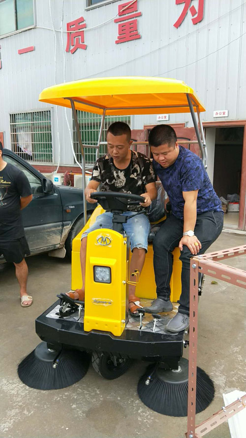 某工厂格美扫地车（chē）交机现场