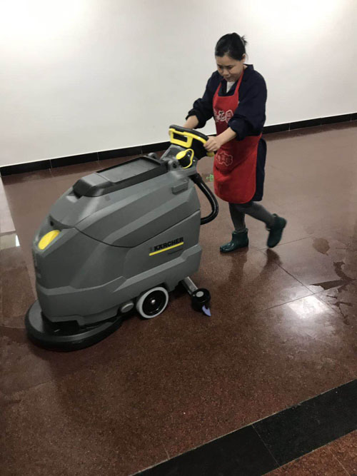 湖南衡陽某銀行karcher洗地機交機現場