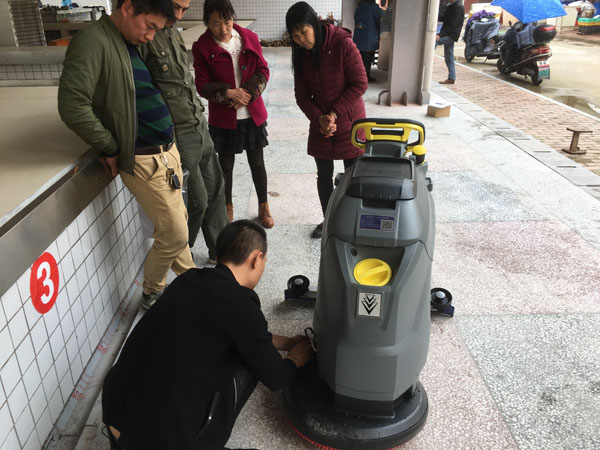 洗地机，扫地（dì）机，工业吸尘器，高压清洗机（jī），洗扫一体机，驾驶（shǐ）式洗地机，手推式洗地机，驾驶式扫地机（jī），手推式扫地机，长沙亮点环保（bǎo）官网，商用吸尘器，长沙洗地机，长沙扫（sǎo）地机，长沙高压清洗机（jī），湖（hú）南工业吸尘器，湖南扫地（dì）机，湖南高压清洗机，湖南工业吸尘器